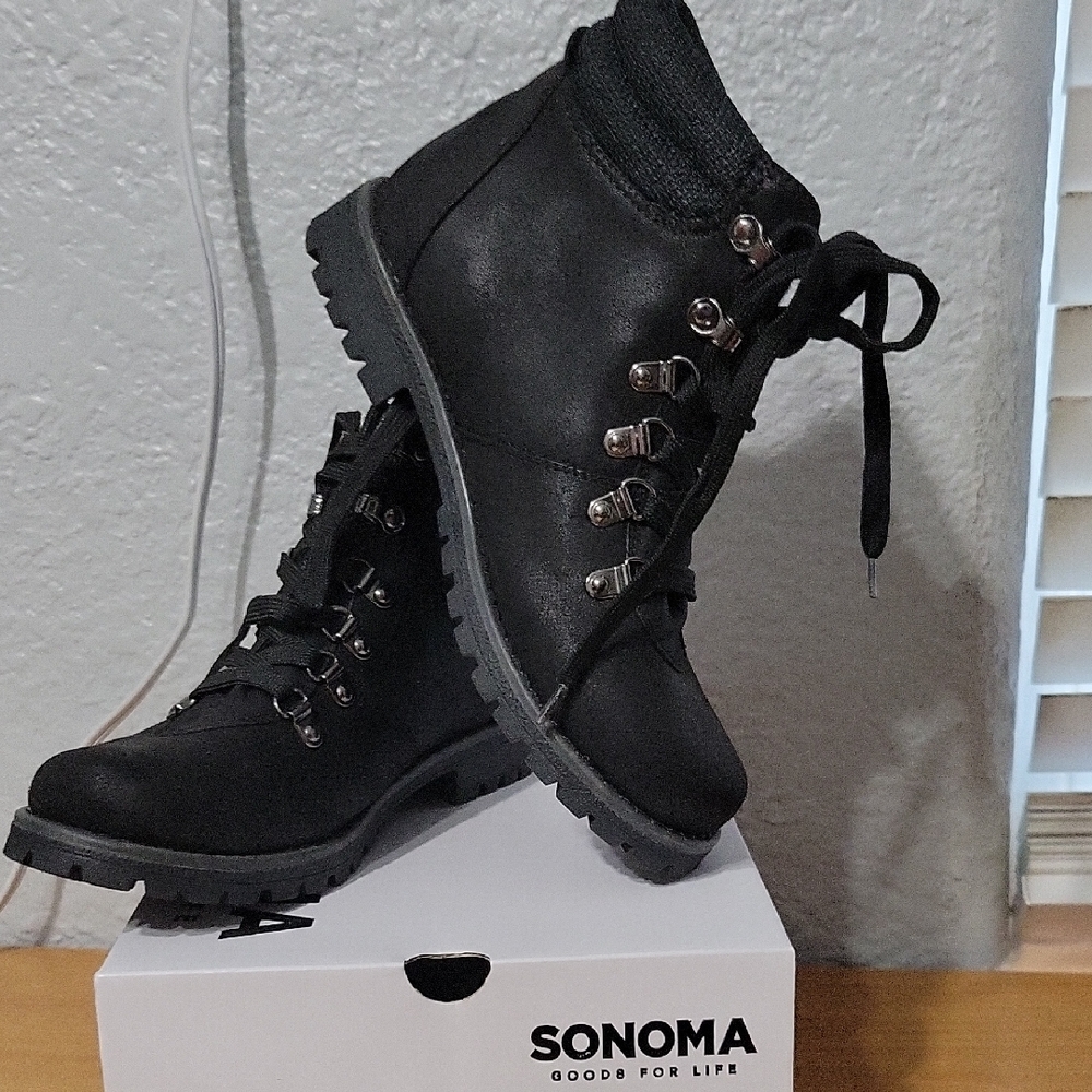 Womens boots size 8
